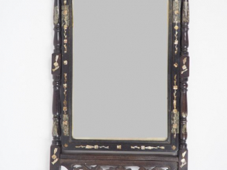 Vente aux enchères Miroir de toilette en bois de rose et incrustations de nacre, à décor 