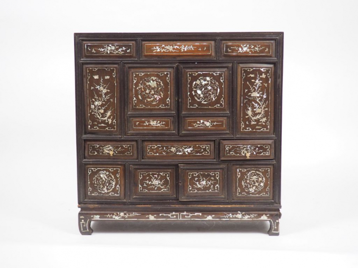 Petit cabinet ouvrant à quatre portes, trois tiroirs et sept panneaux 