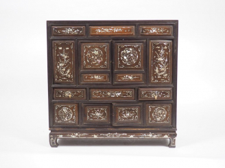 Vente aux enchères Petit cabinet ouvrant à quatre portes, trois tiroirs et sept panneaux 