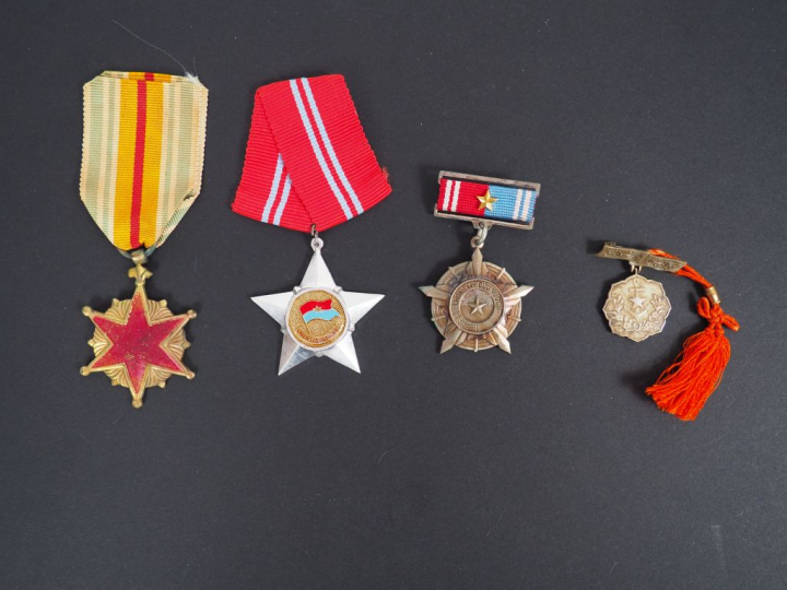 Lot de dix médailles vietnamiennes.