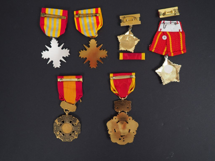 Lot de dix médailles vietnamiennes.