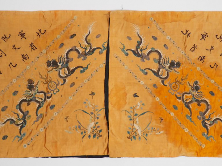 Lot de cinq panneaux en soie et lin brodé à décor de dragons, de paons