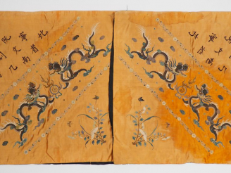 Vente aux enchères Lot de cinq panneaux en soie et lin brodé à décor de dragons, de paons