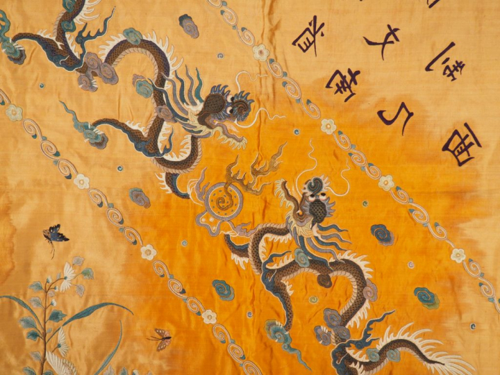 Lot de cinq panneaux en soie et lin brodé à décor de dragons, de paons