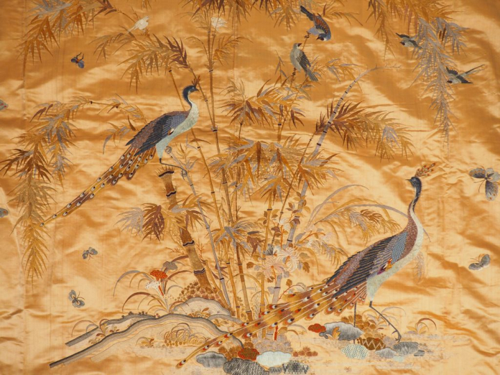 Lot de cinq panneaux en soie et lin brodé à décor de dragons, de paons