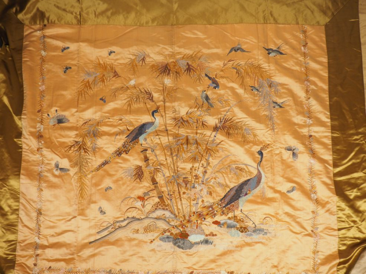 Lot de cinq panneaux en soie et lin brodé à décor de dragons, de paons