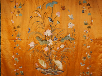 Vente aux enchères Deux grands panneaux en soie et lin brodé, à décor d'échassiers, de gr