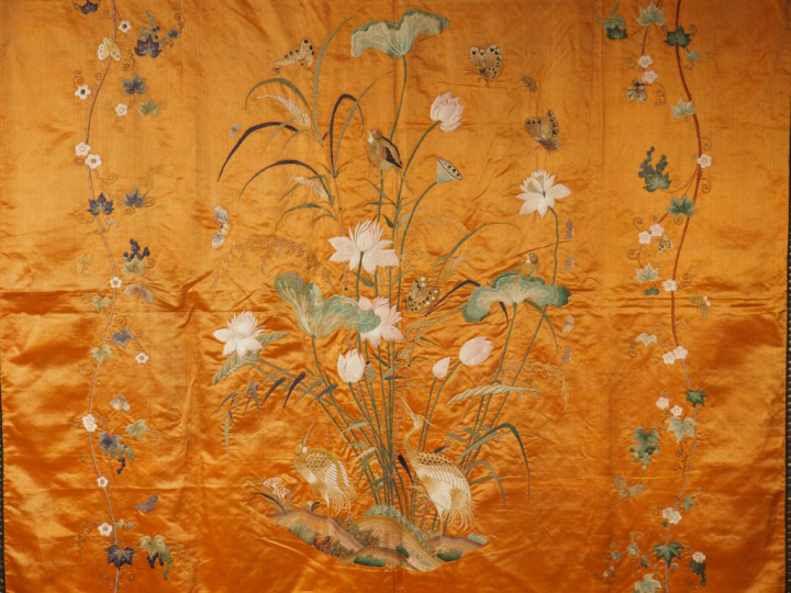 Deux grands panneaux en soie et lin brodé, à décor d'échassiers, de gr