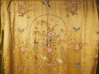 Vente aux enchères Grand panneau en soie et lin brodé décor de grues, oiseaux et papillon