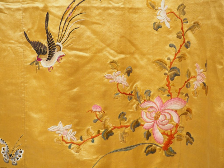 Grand panneau en soie et lin brodé décor de grues, oiseaux et papillon