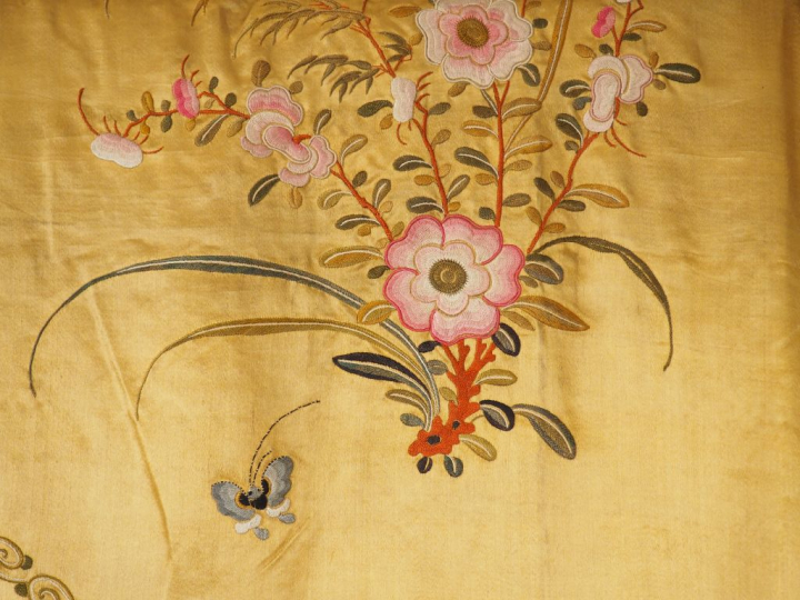 Grand panneau en soie et lin brodé décor de grues, oiseaux et papillon