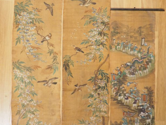 Vente aux enchères Trois rouleaux verticaux dont une paire en soie peinte. La paire à déc