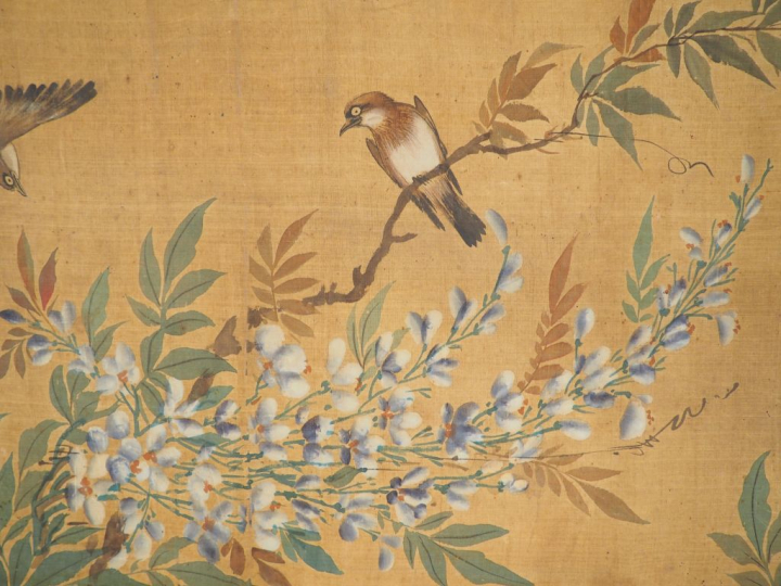 Trois rouleaux verticaux dont une paire en soie peinte. La paire à déc