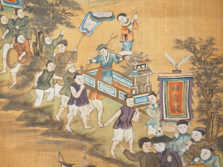 Trois rouleaux verticaux dont une paire en soie peinte. La paire à déc