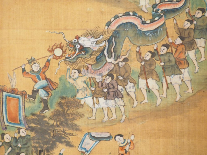 Trois rouleaux verticaux dont une paire en soie peinte. La paire à déc