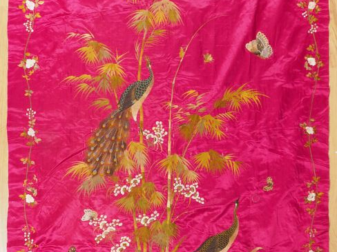 Tenture en soie et lin brodé, à décor de paon polychrome sur fond lie 