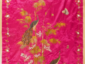 Vente aux enchères Tenture en soie et lin brodé, à décor de paon polychrome sur fond lie 