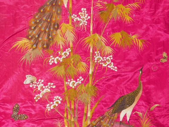 Tenture en soie et lin brodé, à décor de paon polychrome sur fond lie 