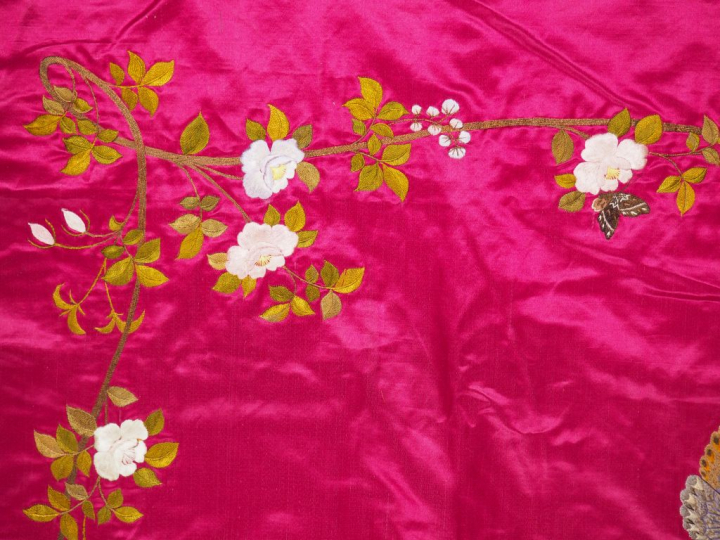 Tenture en soie et lin brodé, à décor de paon polychrome sur fond lie 