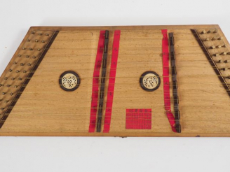 Vente aux enchères Instrument à cordes avec son coffret.  Vietnam, fin XIXème.