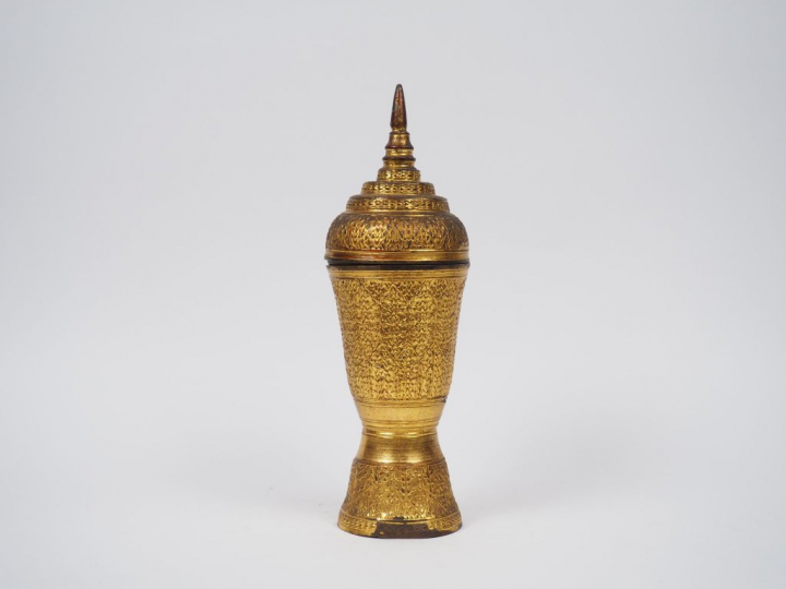 Coupe à offrande couverte reprenant la forme d'un stupa, le pourtour c