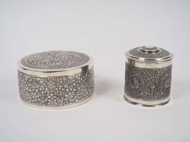 Deux boites cylindriques couvertes, à décor de dragons et de rinceaux 