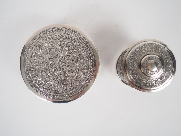 Deux boites cylindriques couvertes, à décor de dragons et de rinceaux 