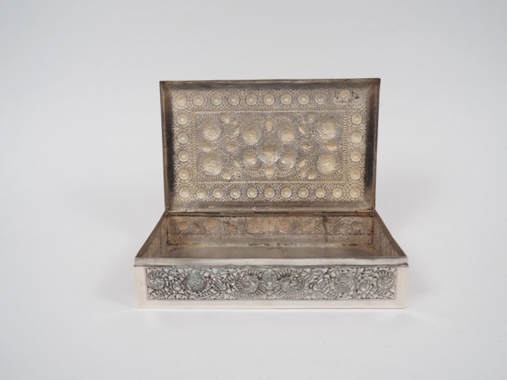 Coffret rectangulaire en argent, à décor de rinceaux feuillagés et de 