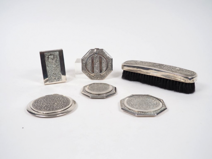 Lot comprenant : quatre poudriers, une boite et une brosse en argent, 