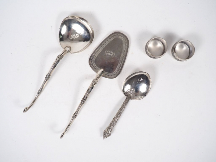 Lot comprenant : trois différentes cuillères décoratives et une paire 