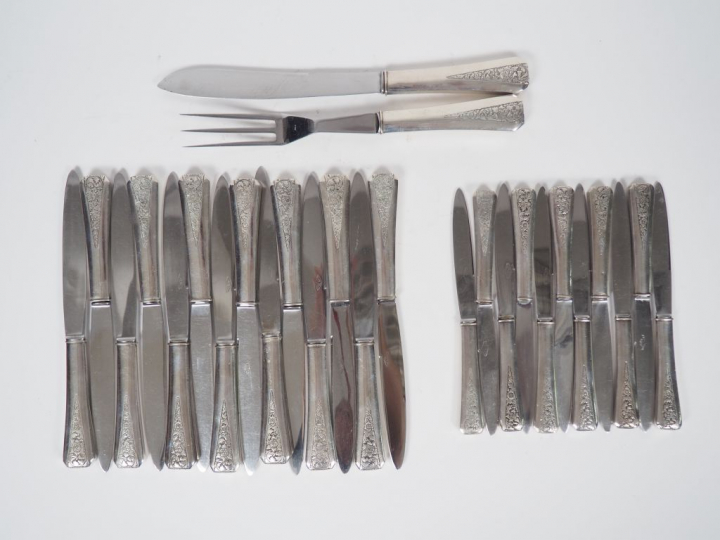 Suite de 14 grands couteaux, 11 petits couteaux et un service à découp