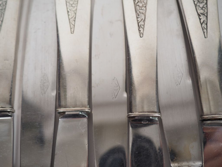 Suite de 14 grands couteaux, 11 petits couteaux et un service à découp