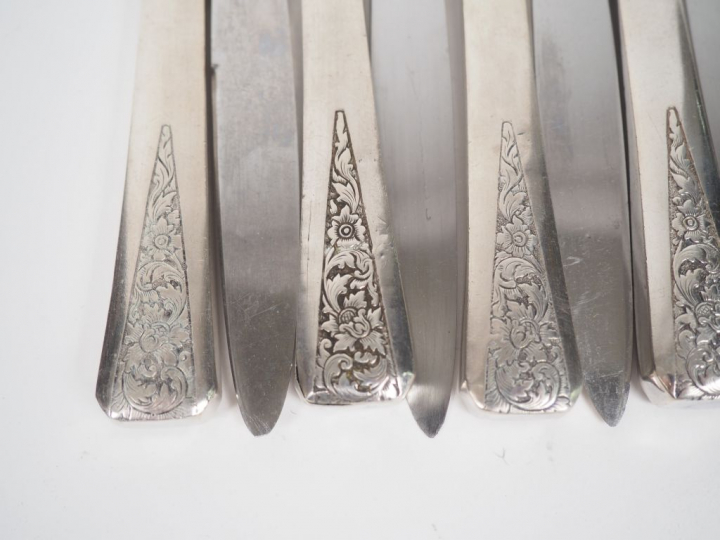 Suite de 14 grands couteaux, 11 petits couteaux et un service à découp