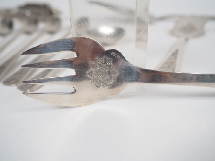 Ensemble de couverts en argent : pelle à tarte, pince à sucre, couteau