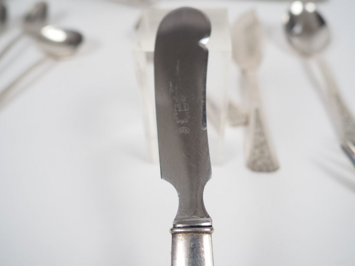 Ensemble de couverts en argent : pelle à tarte, pince à sucre, couteau