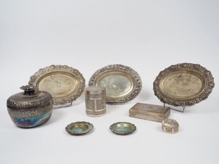 Ensemble comprenant trois boites couvertes,  trois plateaux, un petit 