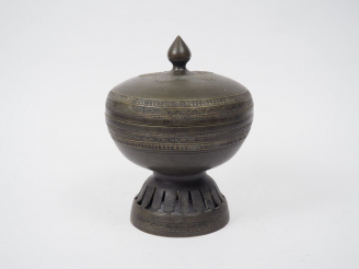 Vente aux enchères Coupe à offrandes chantante sur piédouche, surmontée d'un bouton de lo