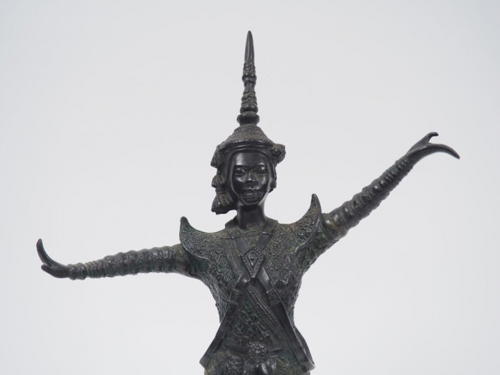 Statuette en bronze de belle patine verte représentant un danseur camb