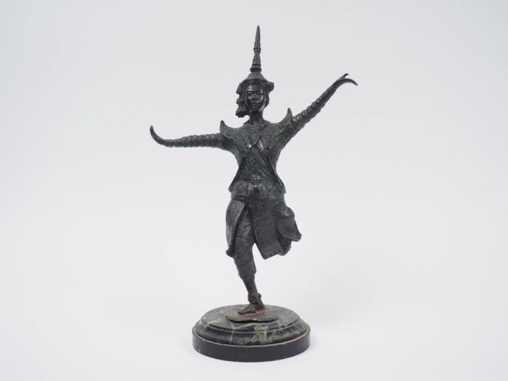 Statuette en bronze de belle patine verte représentant un danseur camb
