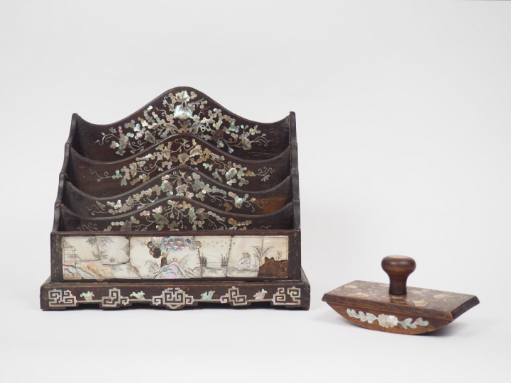 Nécessaire de bureau comprenant un porte-lettres et un buvard en bois 