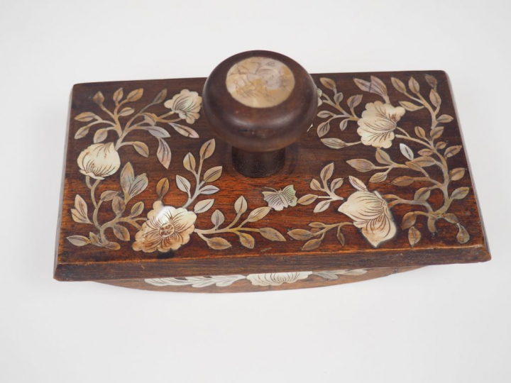 Nécessaire de bureau comprenant un porte-lettres et un buvard en bois 