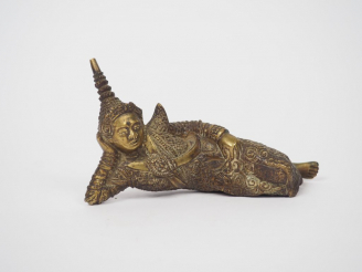 Vente aux enchères Statuette en bronze représentant un danseur allongé. Siam ou Laos, ver