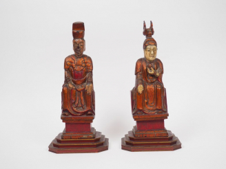 Vente aux enchères Deux statuettes en bois laqué et doré à la feuille de bronze représent