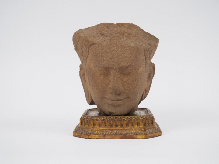 Tête en gré dans le style des Khmers du Bayon.  Cambodge, XXème siècle