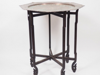 Vente aux enchères Guéridon, plateau en cuivre niellé reprenant la forme d'une fleur de l