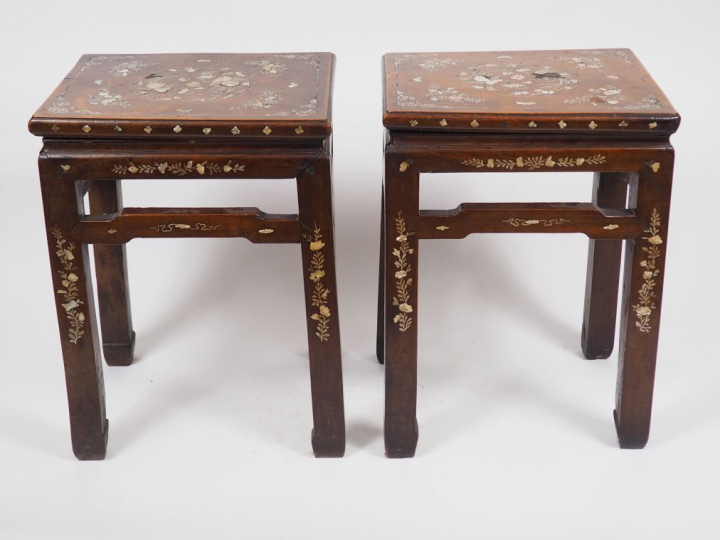Paire de guéridons en bois de rose et incrustations de nacre, finement