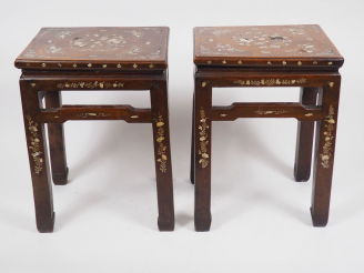 Vente aux enchères Paire de guéridons en bois de rose et incrustations de nacre, finement