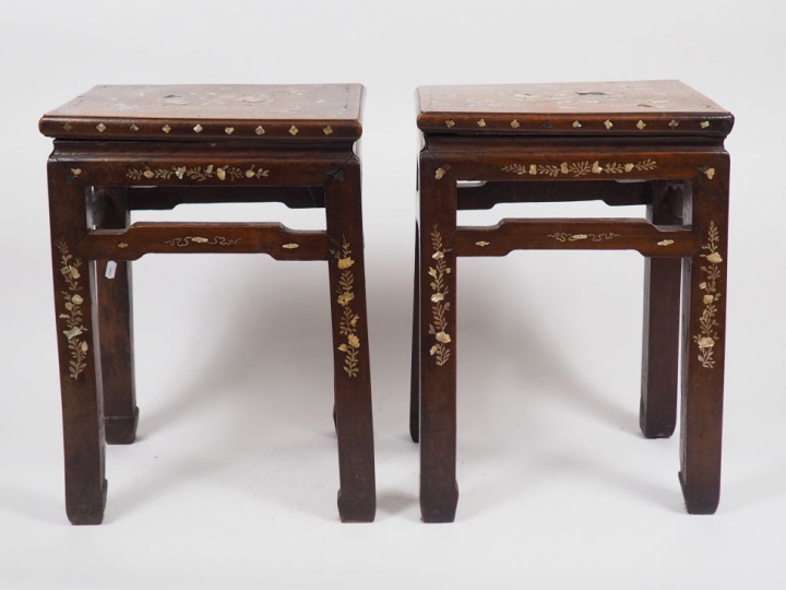 Paire de guéridons en bois de rose et incrustations de nacre, finement