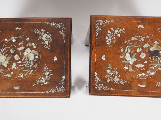 Paire de guéridons en bois de rose et incrustations de nacre, finement