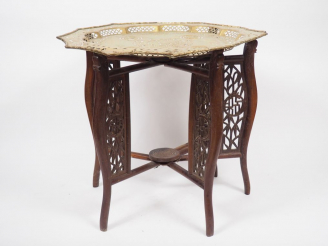 Vente aux enchères Guéridon en bois naturel, supportant un plateau en cuivre doré prenant